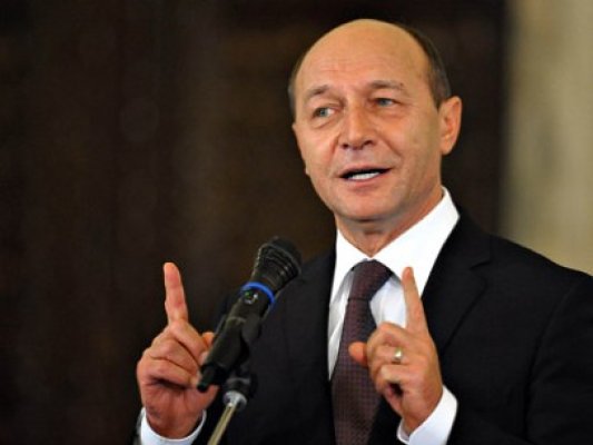 Băsescu îl 